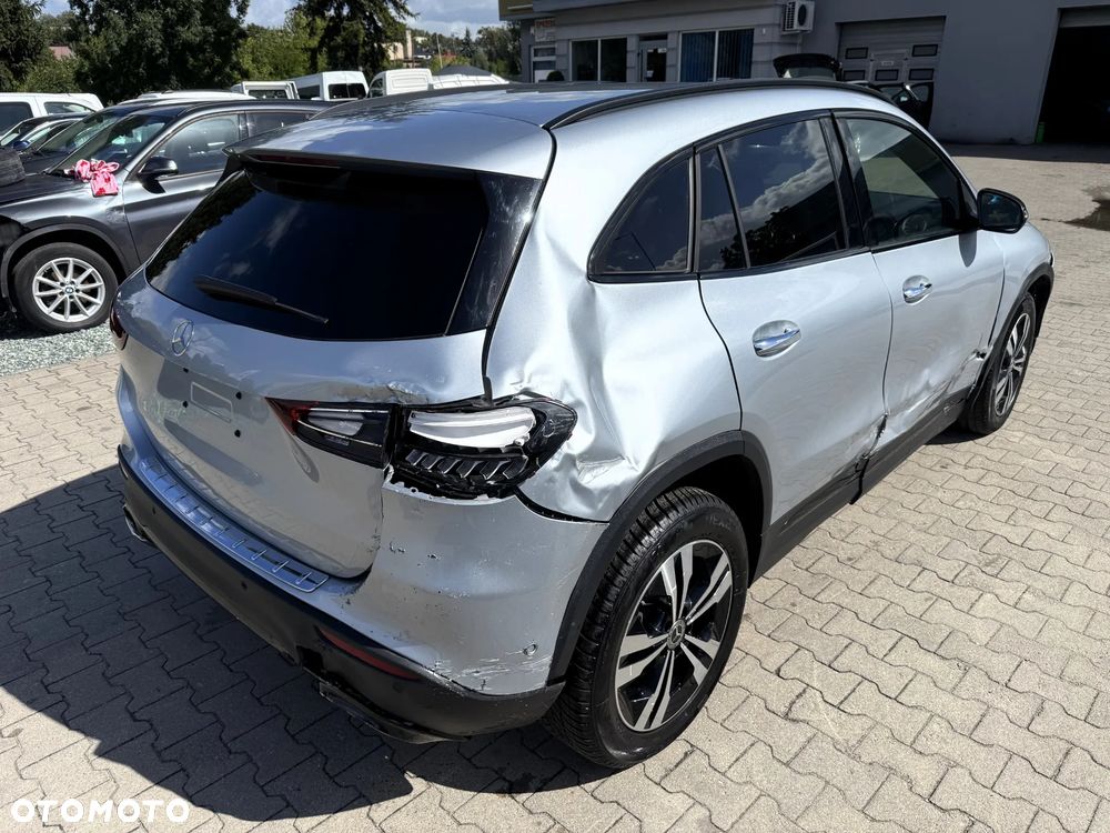 Mercedes-Benz GLA 220 4Matic 8G-DCT Special Edition - 3