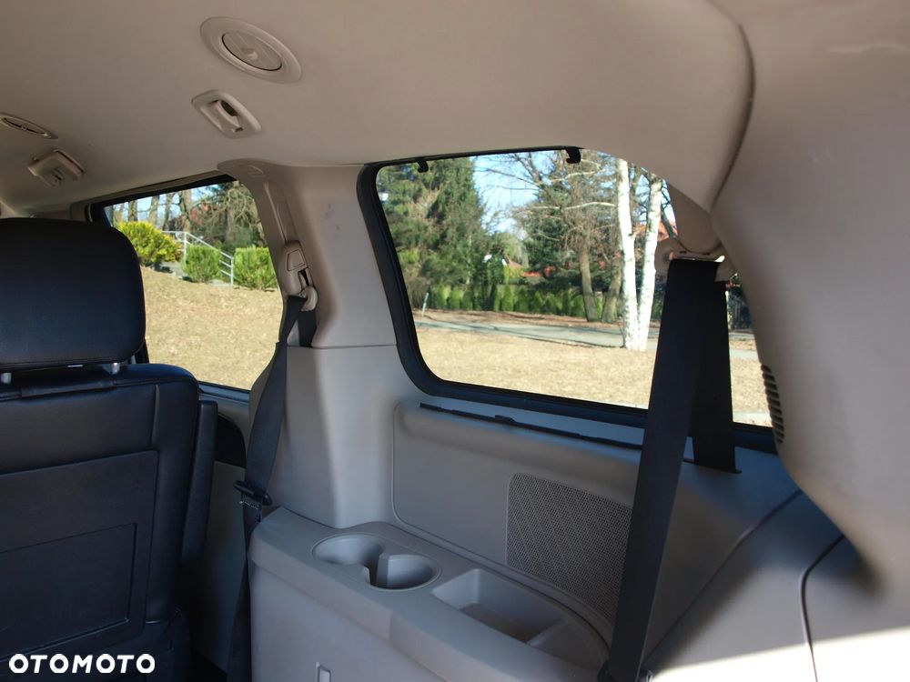 Chrysler Town & Country - 14