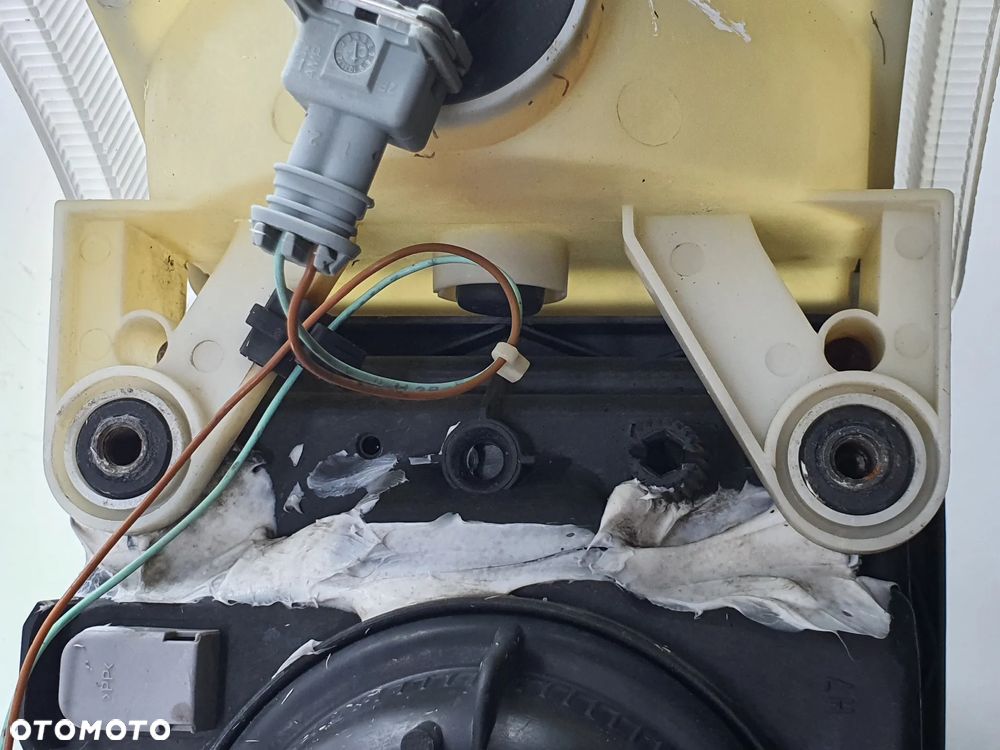 LAMPA PRAWA REFLEKTOR KIERUNKOWSKAZ  IVECO EUROCARGO - 16