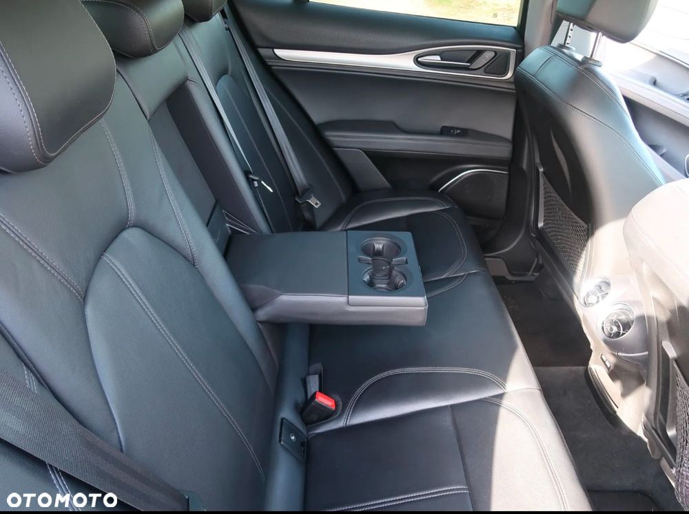 Alfa Romeo Stelvio 2.0 Turbo 16V AT8-Q4 Ti - 18
