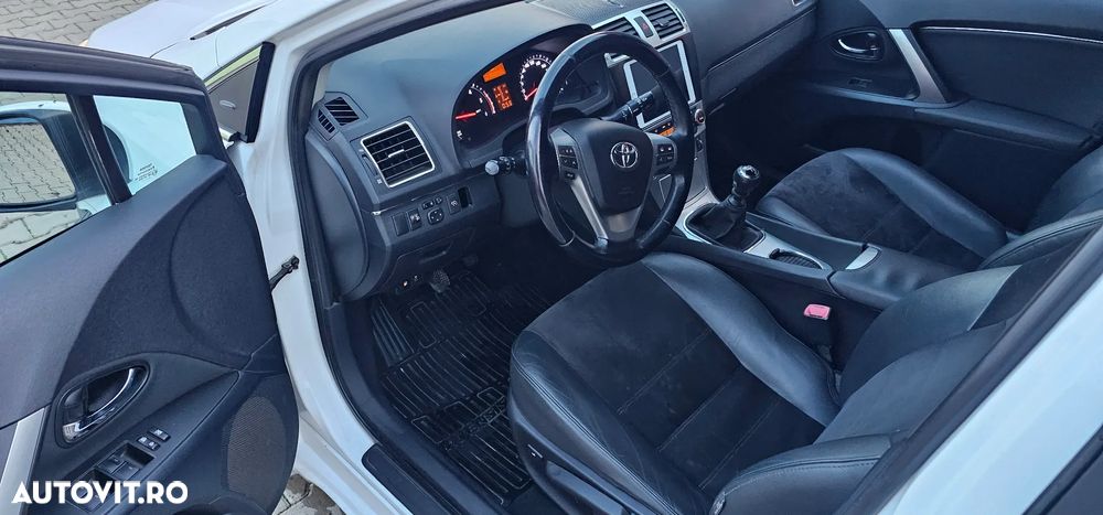 Toyota Avensis 2.0 D-4D Executive - 5