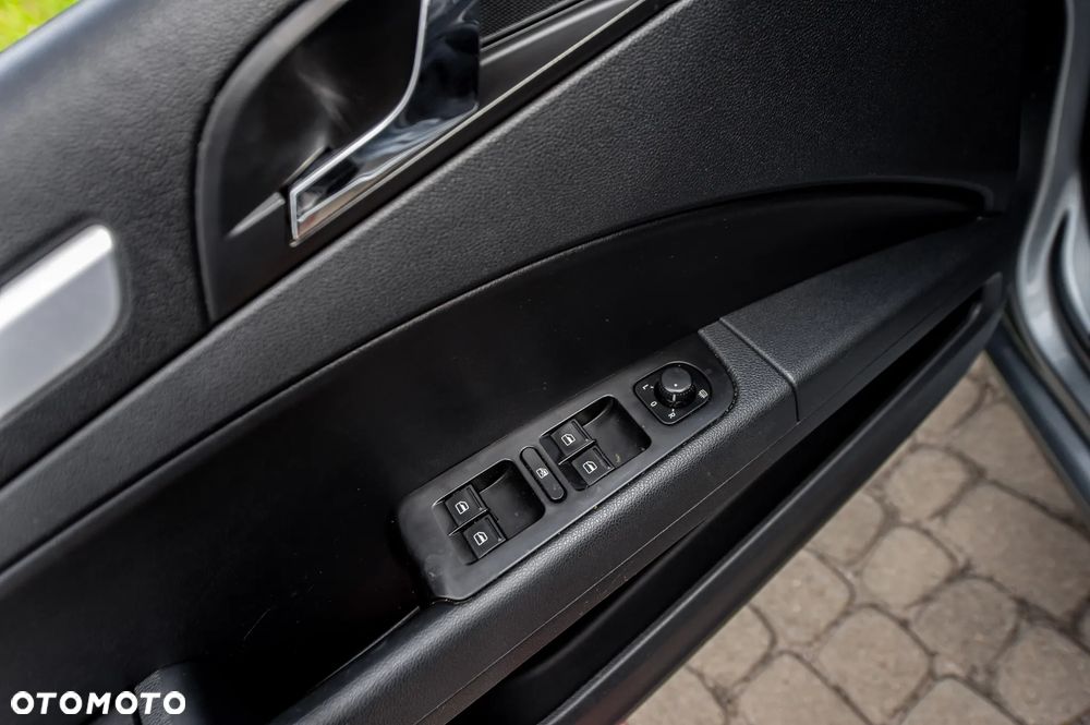 Skoda Superb 2.0 TDI Family DSG - 25
