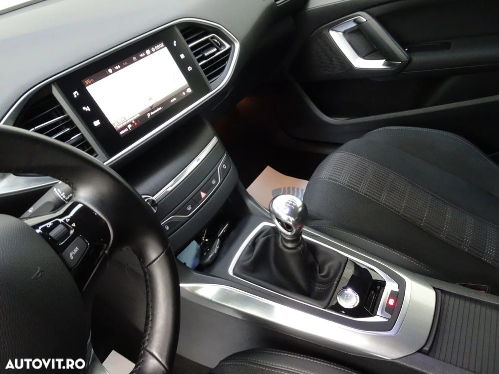 Peugeot 308 1.2 L PureTech Turbo S&S Allure - 18
