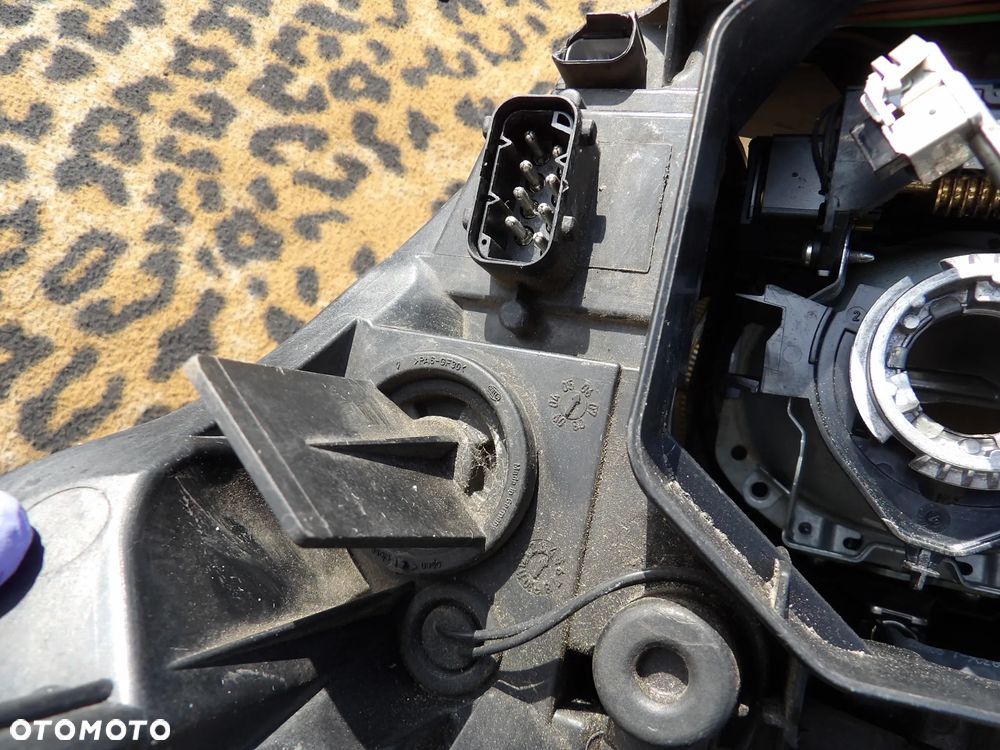 BMW - E60 - PRZED LIFT - PRAWA LAMPA PRZEDNIA - XENON DYNAMIC - PĘKNIĘTE SZKŁO - UK - 5