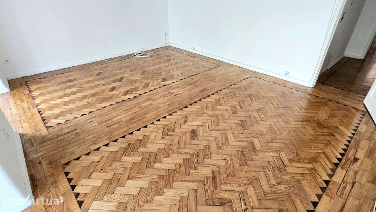 T3 Duplex à Estação de Comboios de Benfica - Av. Gomes Pereira - Grande imagem: 2/23