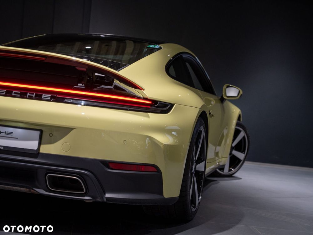 Porsche 911 Carrera - 16