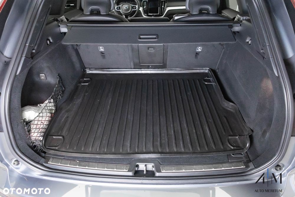 Volvo XC 60 B4 D AWD Ultimate Dark - 36