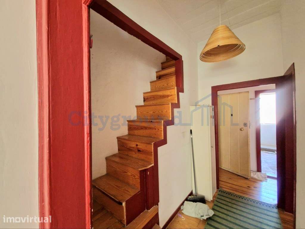 Apartamento T2 Duplex no Príncipe Real para reabilitar a seu gosto - Grande imagem: 2/18