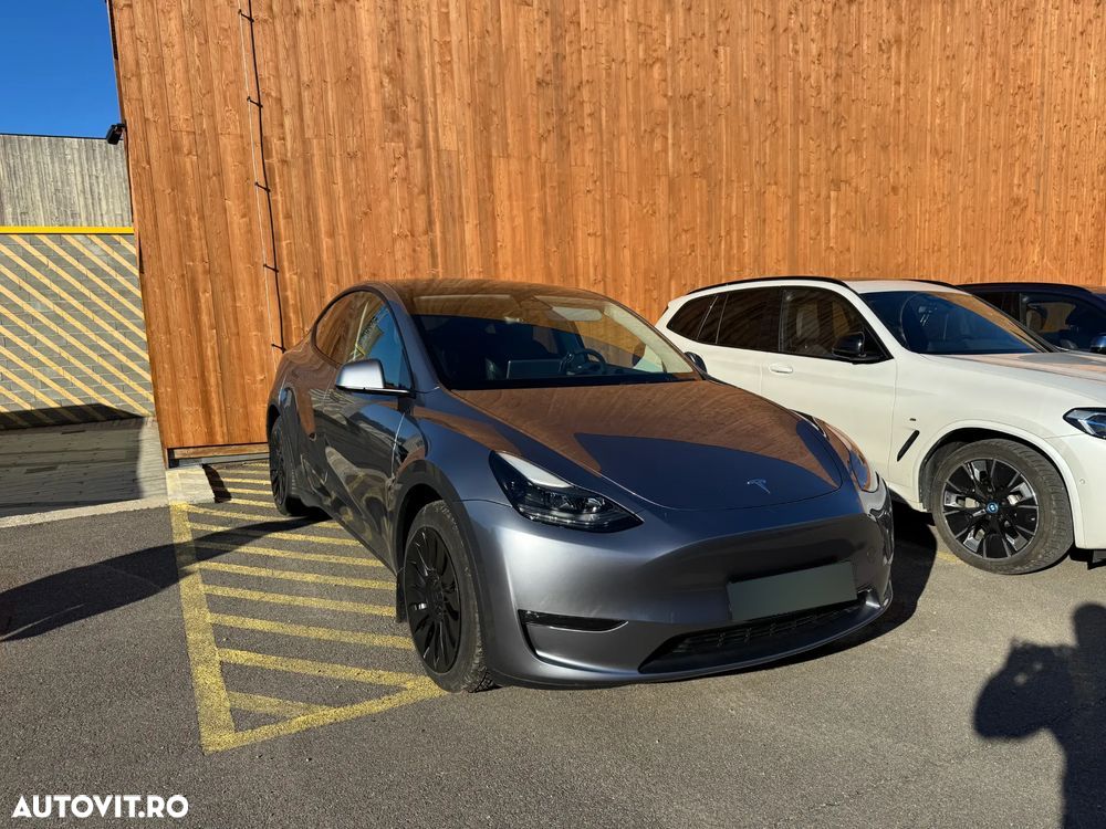 Tesla Model Y - 4