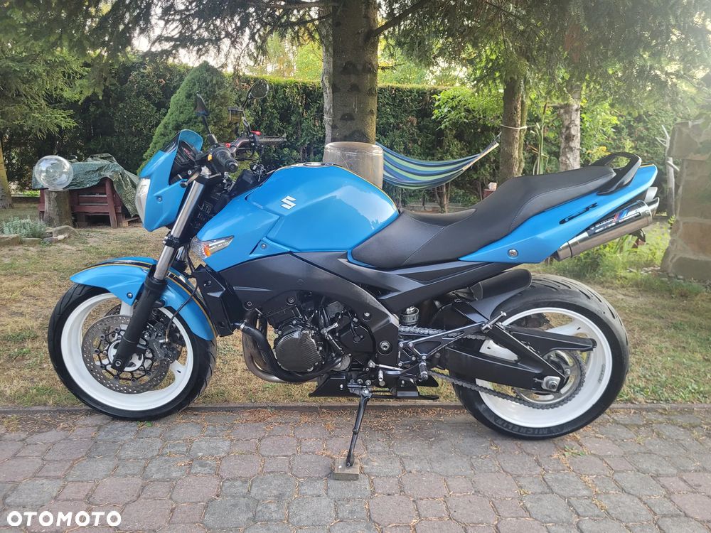 Suzuki GSR - 16