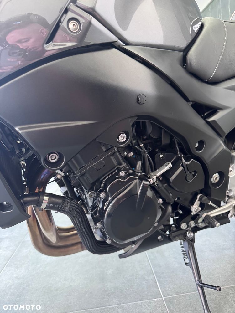 Suzuki GSR - 8