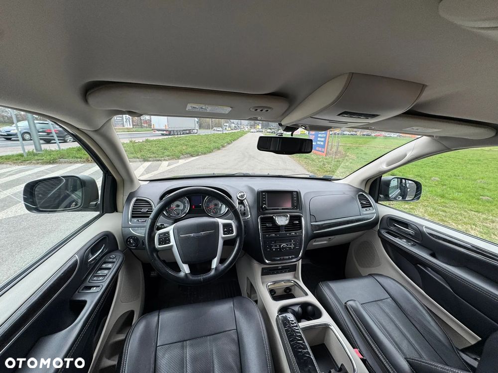 Chrysler Town & Country - 11