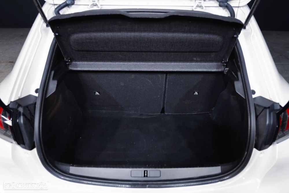 Peugeot e-208 Allure Pack - 23