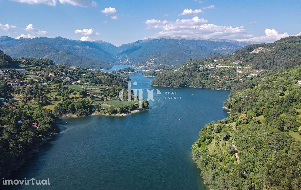 Terreno com frente rio na Albufeira da Caniçada, Gerês - Grande imagem: 2/12