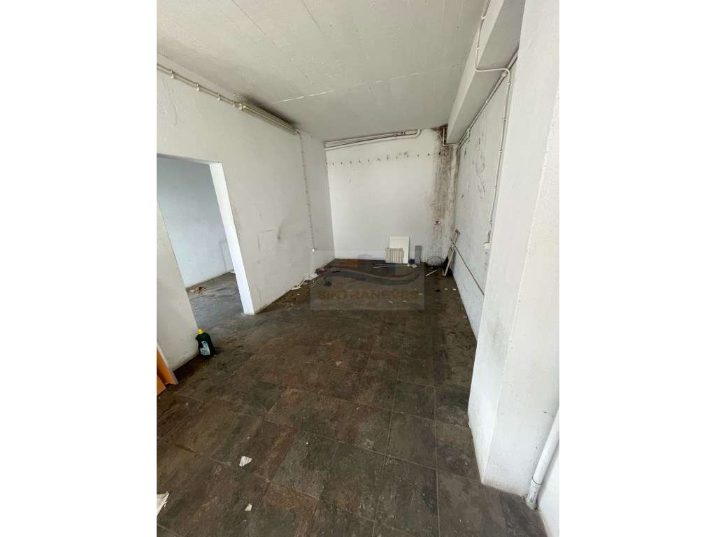ARRENDAMENTO DE Armazém com 800m2, Com Escritórios, em Frielas, Lou... - Grande imagem: 4/12