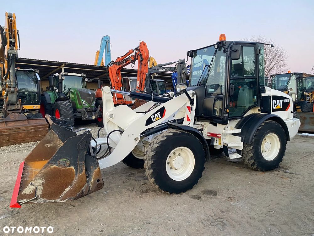 Caterpillar CAT 908M, 2020 ROK, 3400 MTH, ŁYŻKA OTWIERANA + WIDŁY, z NIEMIEC, - 1