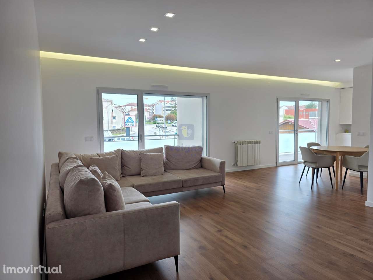 Apartamento semi-novo, T2, 2 WC, box p/ 2 carros e arrumos, em Leiria - Grande imagem: 2/36