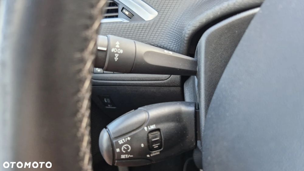Peugeot 2008 1.6 BlueHDi Allure S&S - 22