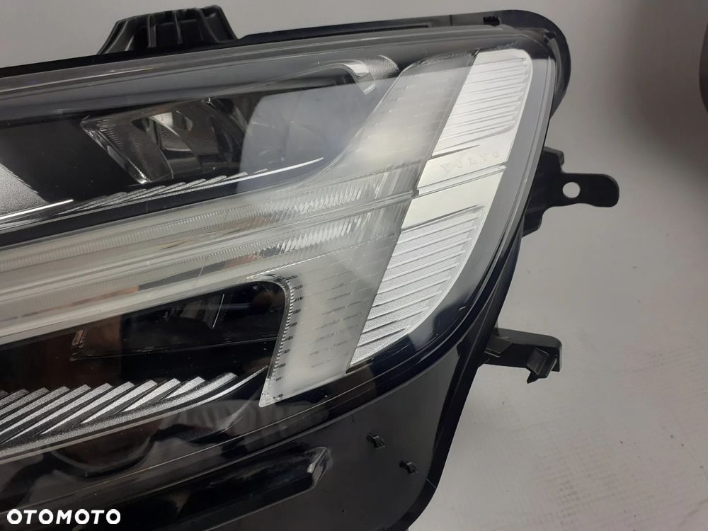 Lampa lewa Full LED Volvo S\V60 CC 18-21r.22025901 - 3