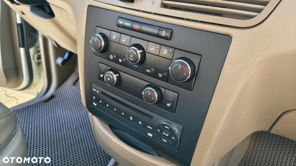 Volkswagen Routan - 14