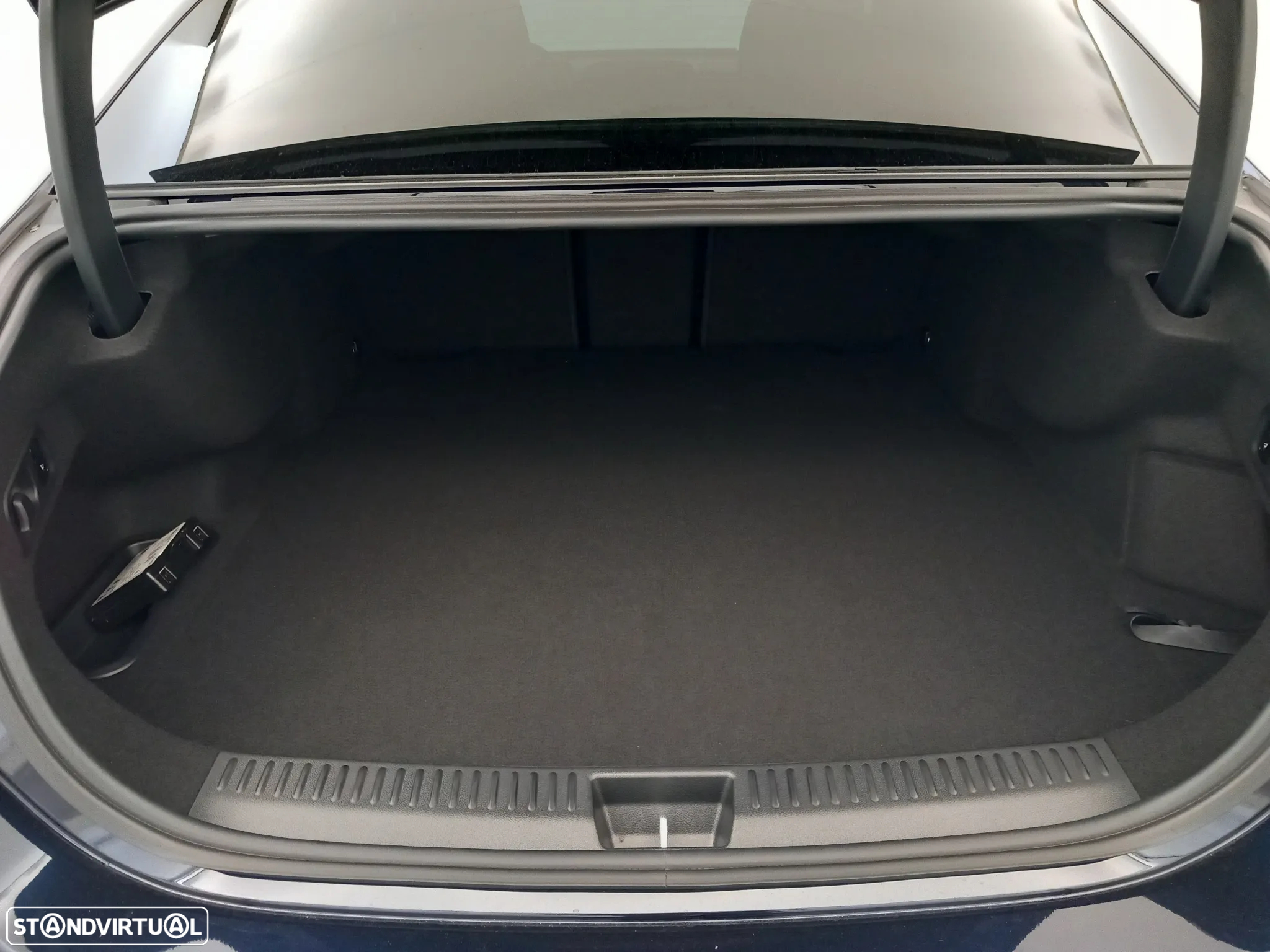 Mercedes-Benz E 300 e AMG Line - 13