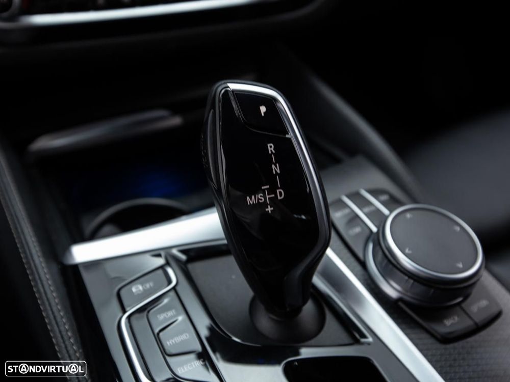 BMW 520 i Pack Desportivo M - 27