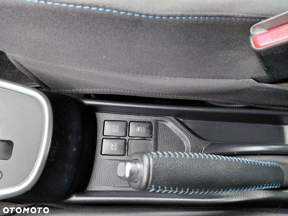 Toyota Yaris Hybrid 100 Selection Platinum - 32