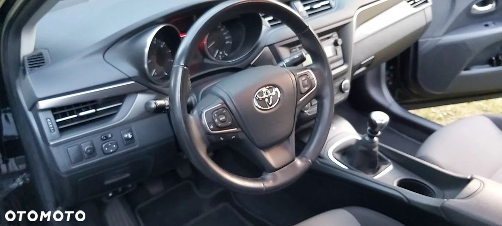 Toyota Avensis 1.6 Active - 10