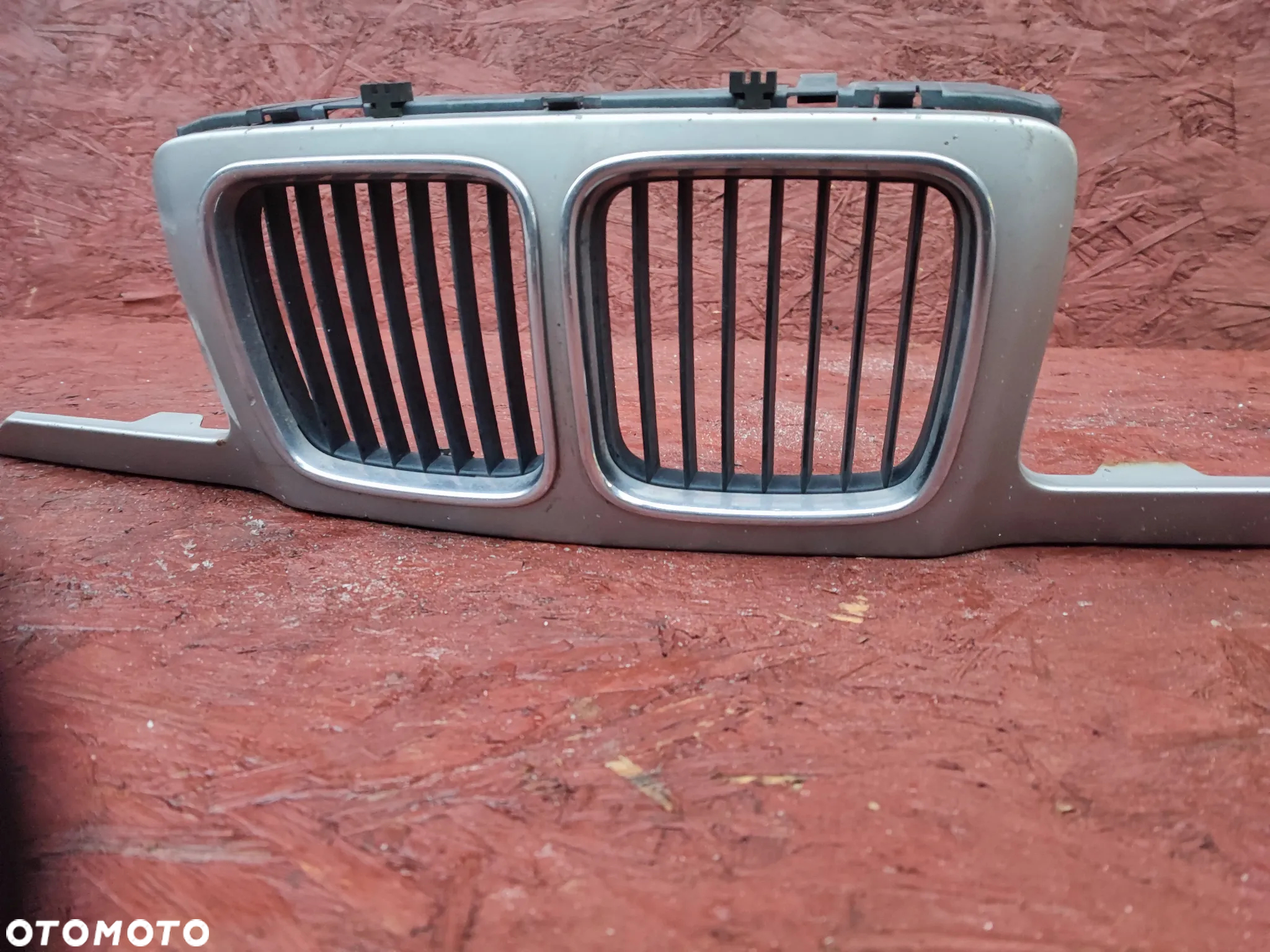 BMW E34 ORYGINALNY NOSEK / GRIL PRZEDNI + NERKI WĄSKA LAMPA PRZED LIFT W DOBRYM STANIE O NR. 1 978 880 / 1 973 835 OEM BEZ RDZY - 3