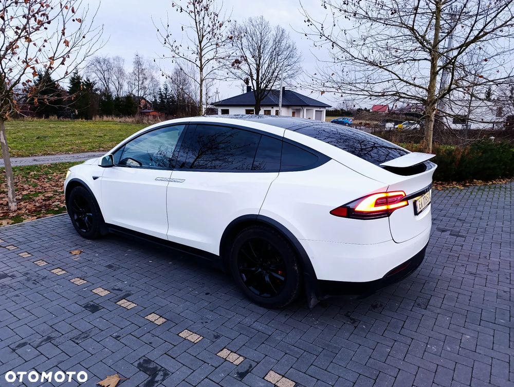 Tesla Model X - 21
