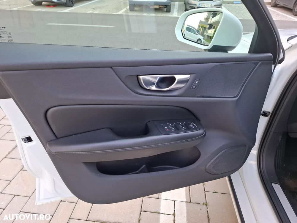 Volvo V60 B4 MHEV AT8 FWD Momentum Pro - 22