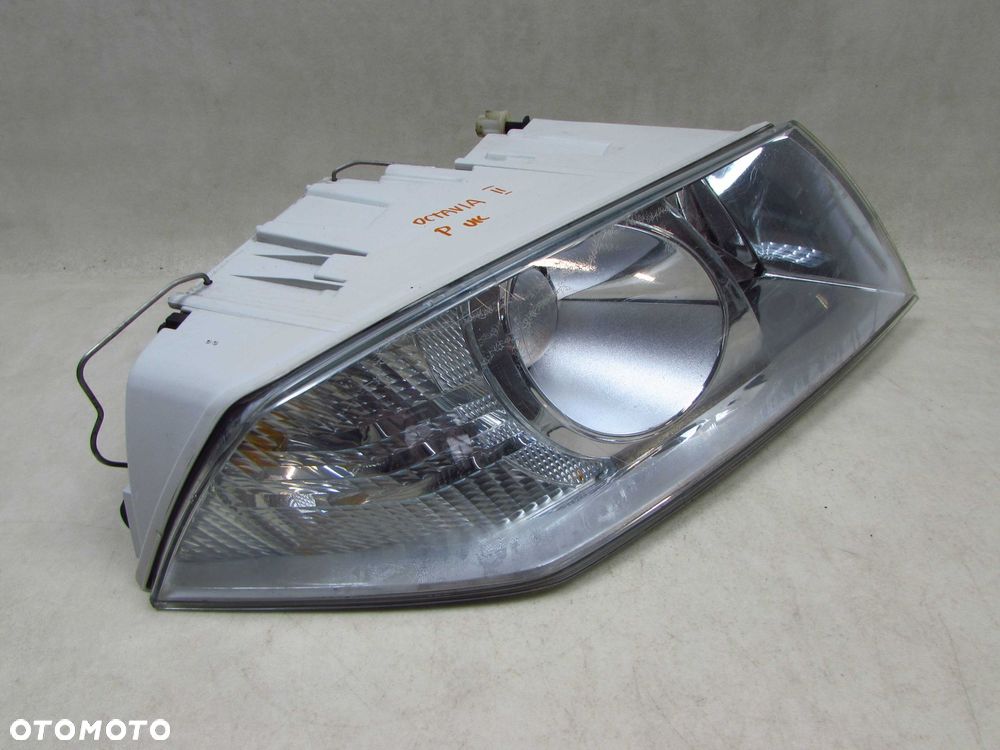 SKODA OCTAVIA II 04-08 LAMPA PRZOD PRAWA REFLEKTOR UK - 11