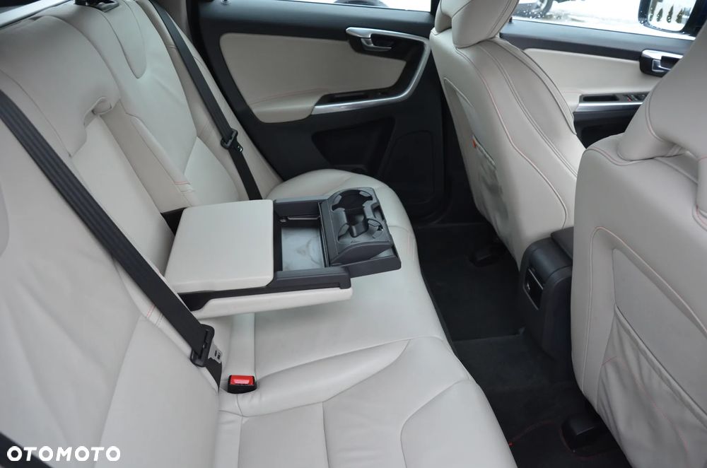 Volvo XC 60 D3 Drive-E Ocean Race - 17