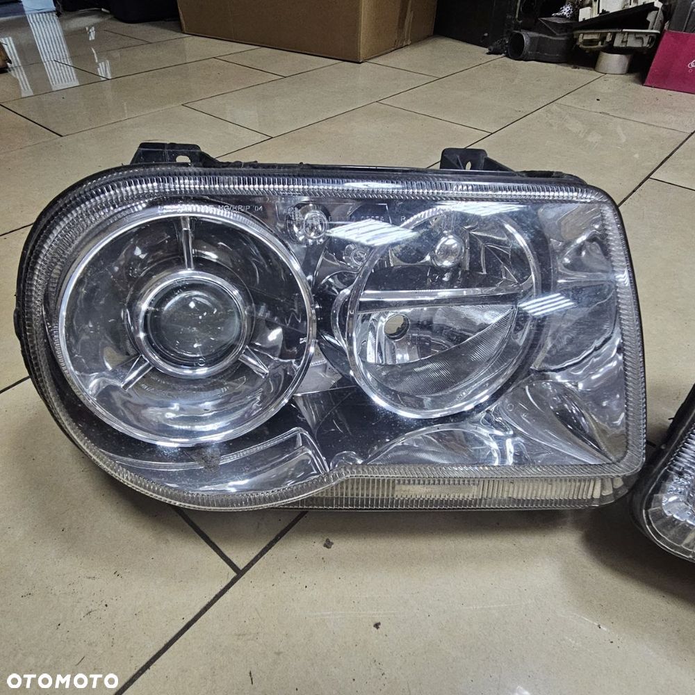 Lampa przednia  / Lampy przednie / przód prawa lewa / Chrysler 300 C - 3