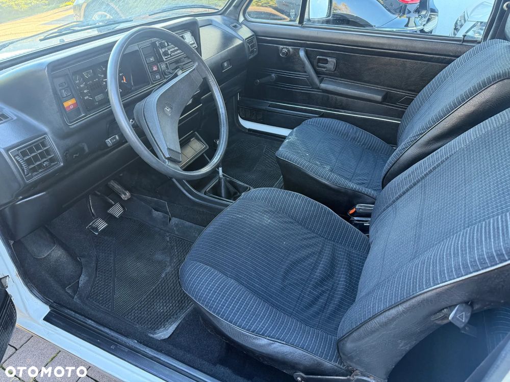 Volkswagen Golf 1.1 L - 6