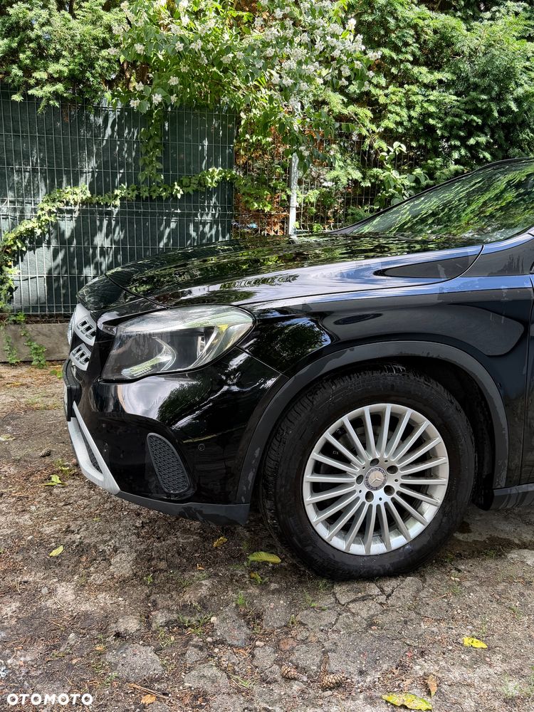 Mercedes-Benz GLA 180 7G-DCT - 11