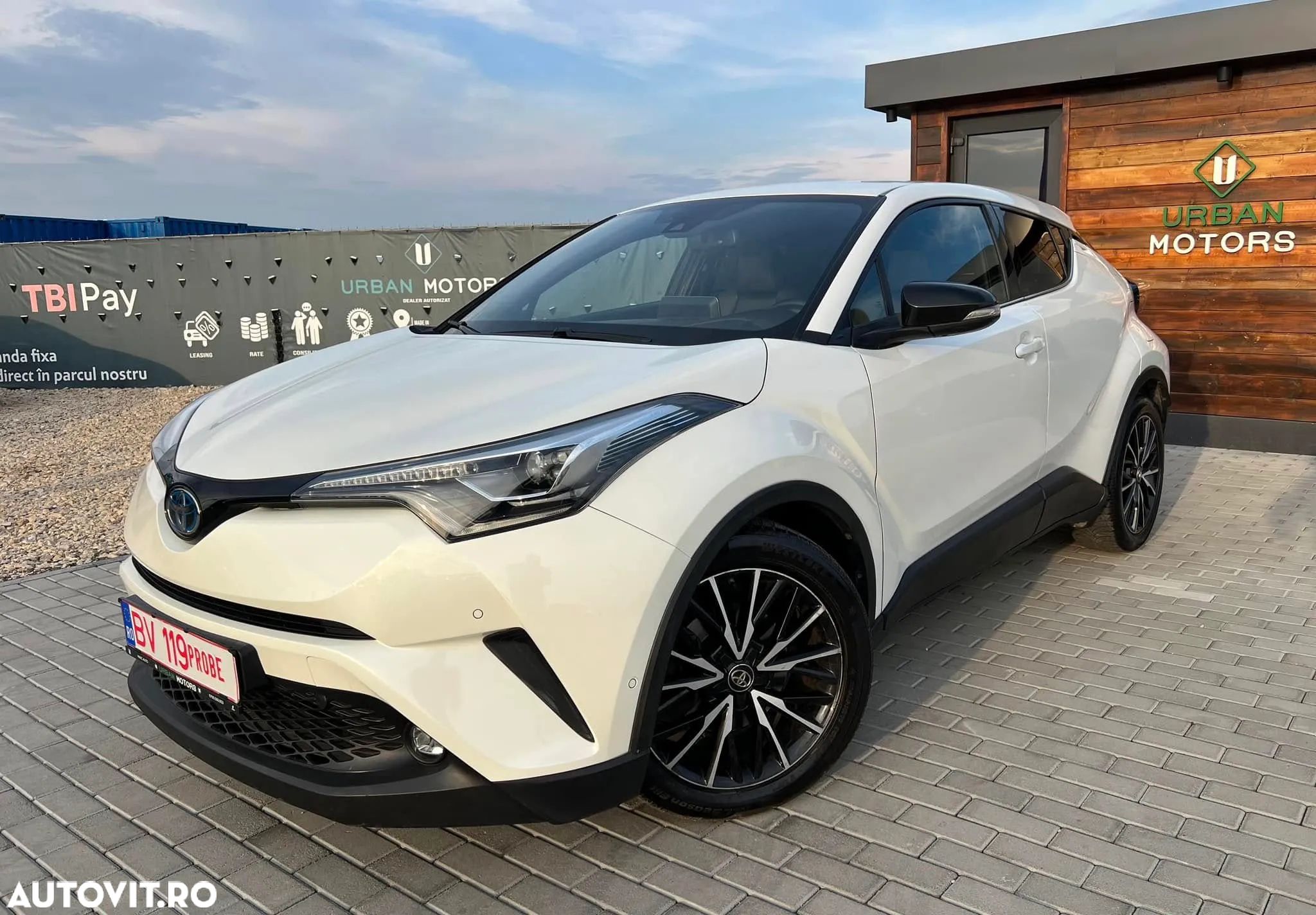 Toyota C-HR Hybrid Lounge - 1
