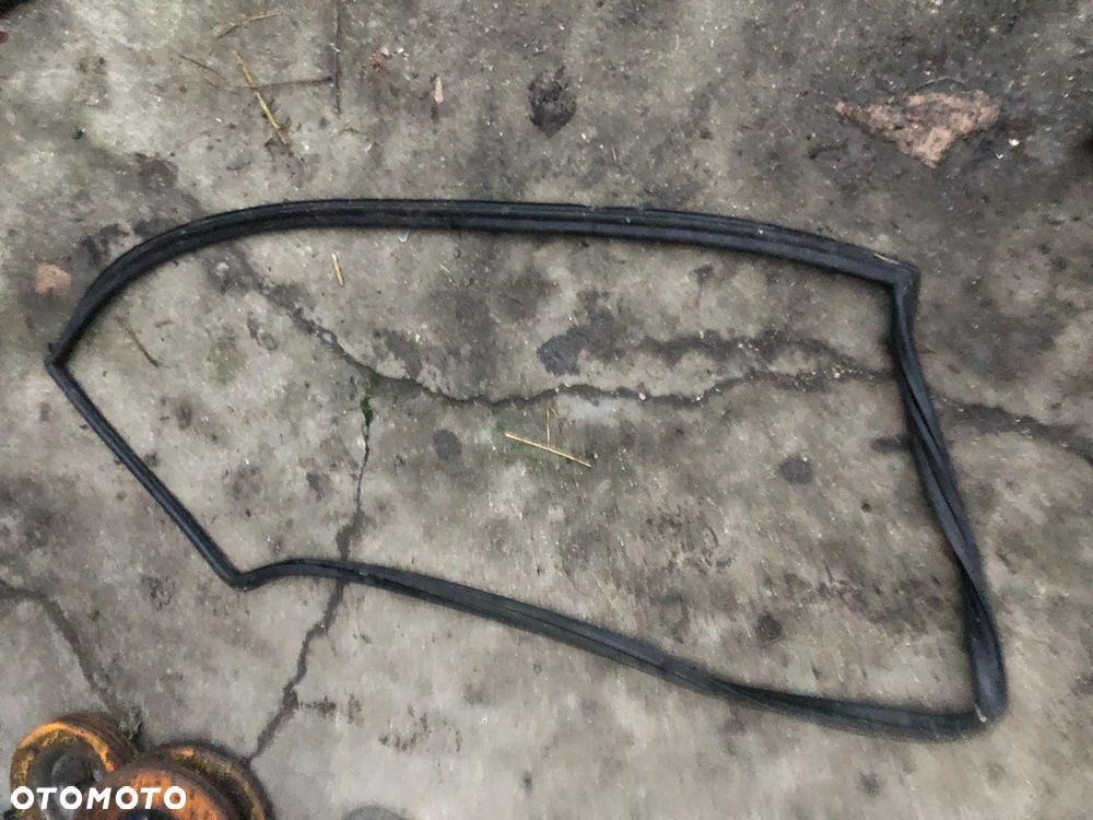 MERCEDES W123 COUPE CUPE  uszczelka szyby przedniej - 1