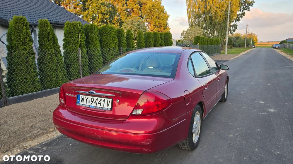 Ford Taurus - 4