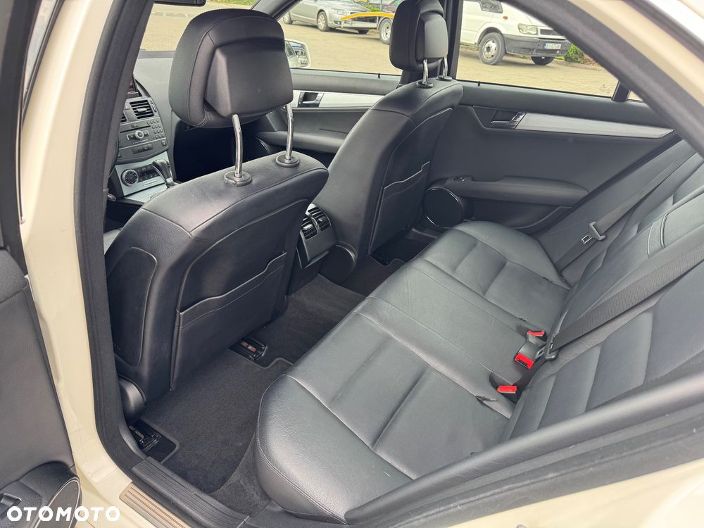 Mercedes-Benz Klasa C 300 T 7G-TRONIC Avantgarde - 26