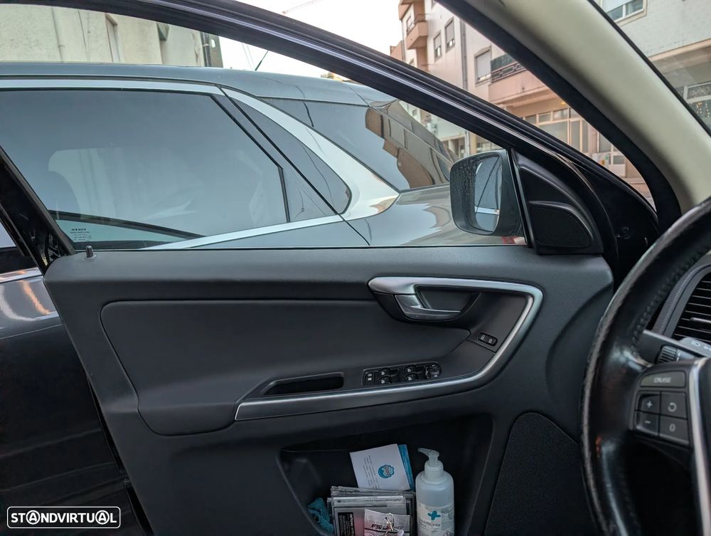 Volvo XC 60 2.4 D Drive Momentum - 11