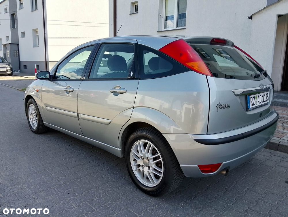 Ford Focus Ghia - 3
