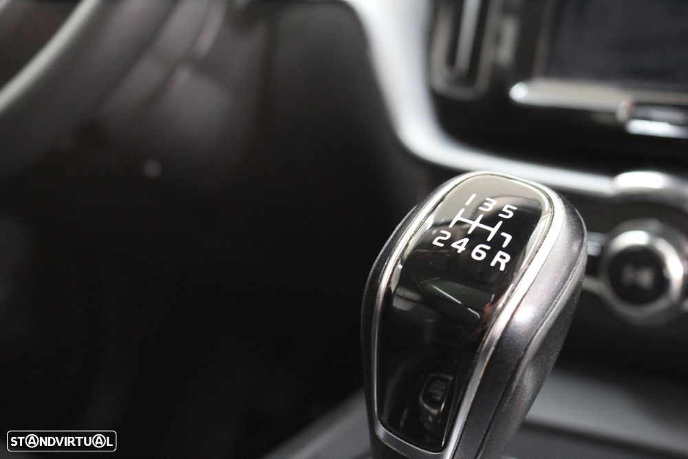 Volvo XC 40 2.0 D3 Momentum Plus - 25