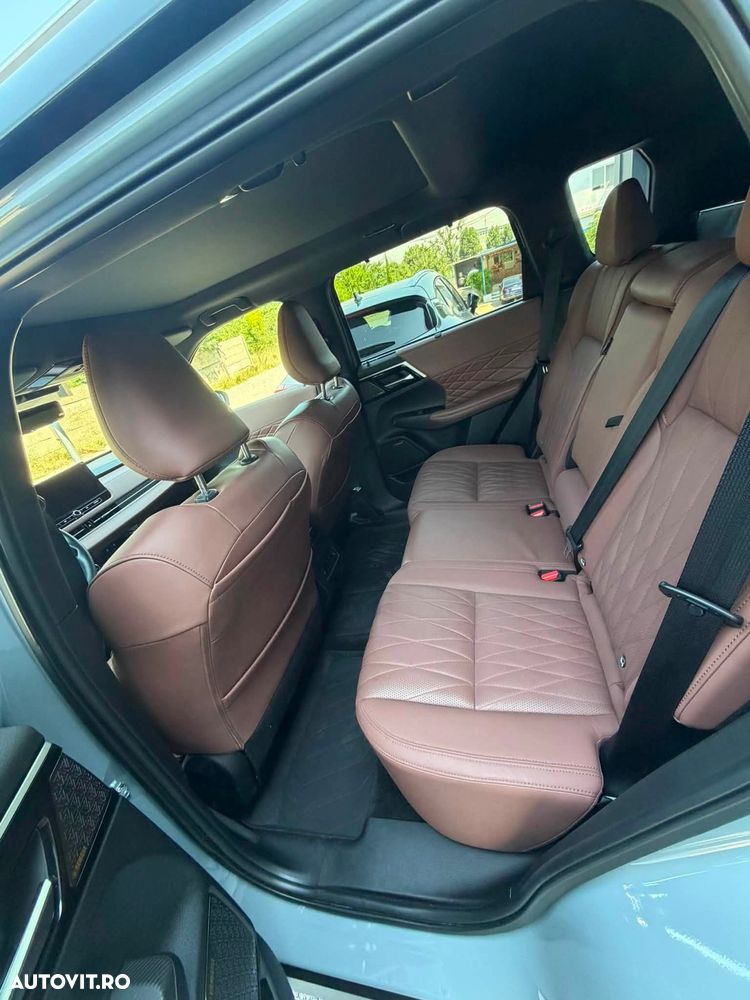 Mitsubishi Outlander 2.4 L 4X4 PHEV Instyle Ultimate - 18