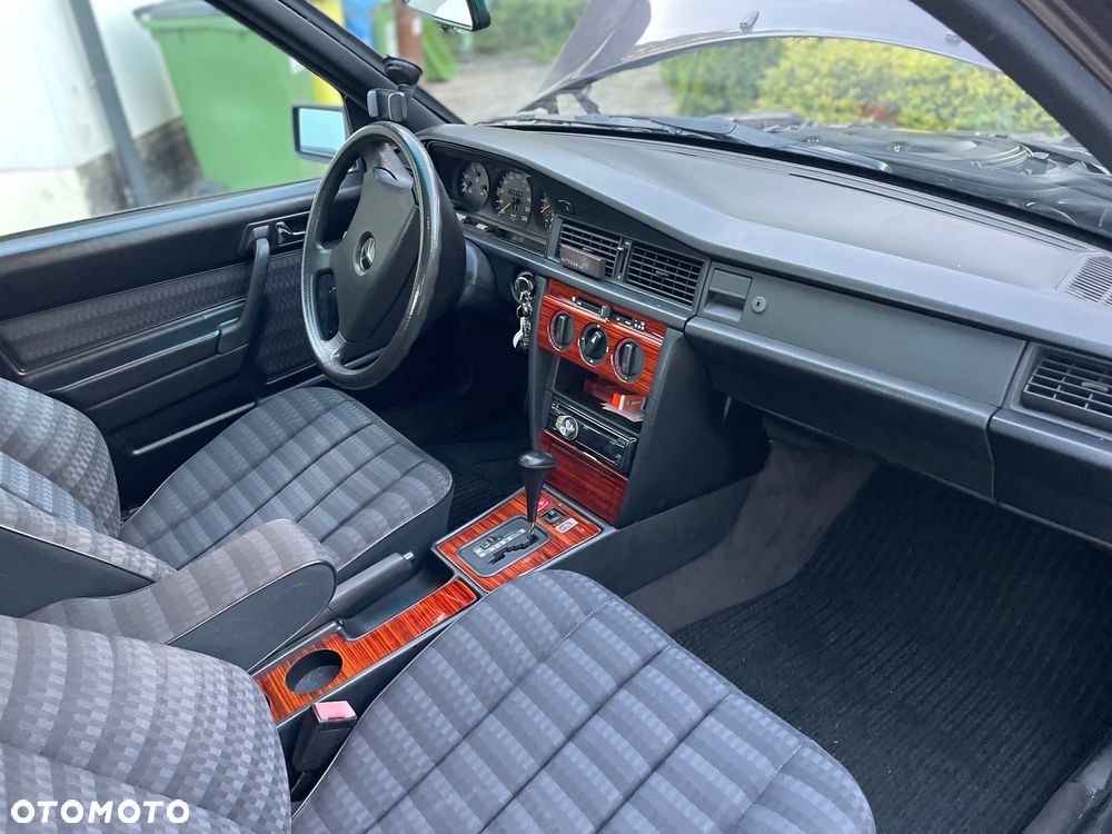 Mercedes-Benz W201 (190) - 12