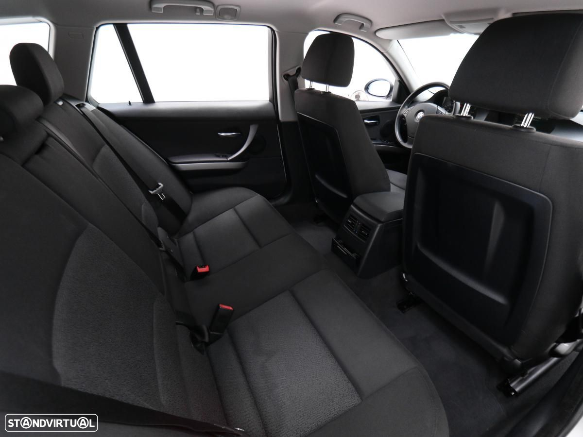 BMW 320 d Touring - 10