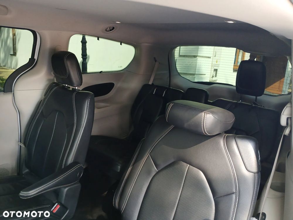 Chrysler Pacifica - 16