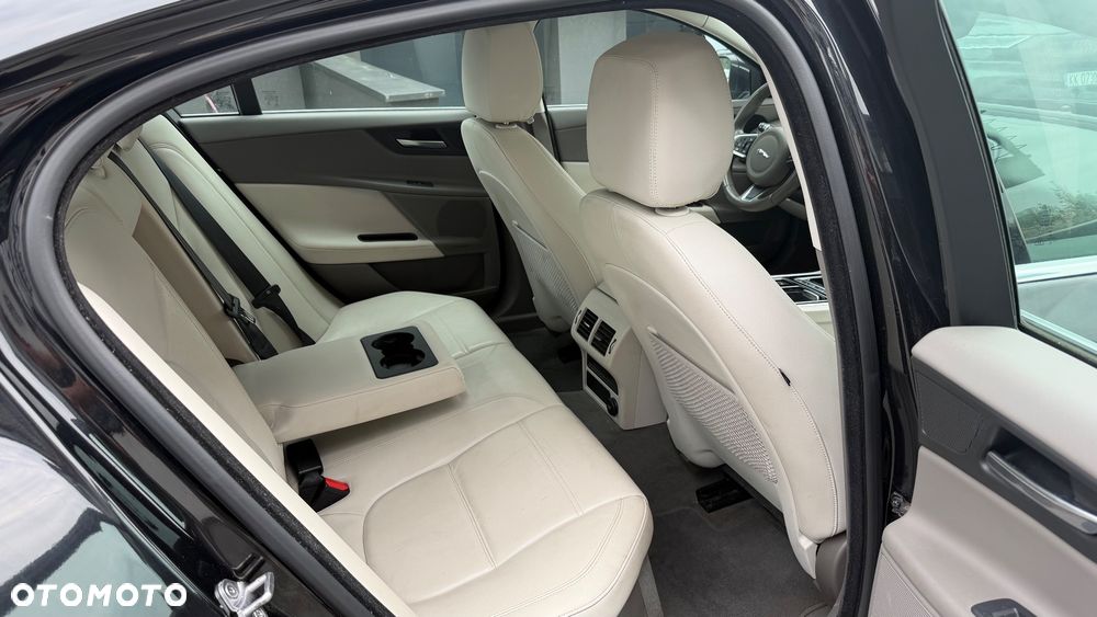 Jaguar XE 2.0 T Prestige - 14