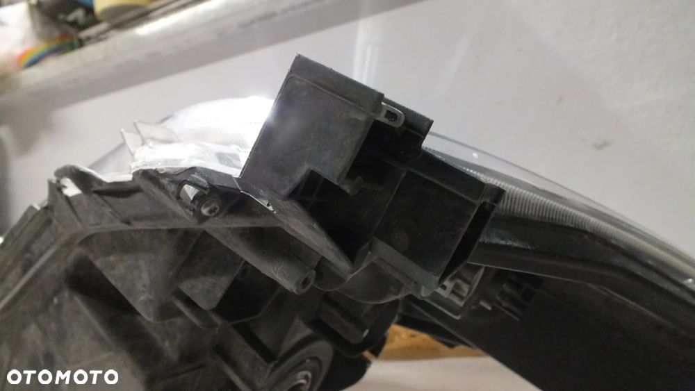Lampa przednia lewa Toyota Hilux VIII Lift zwykła - 6
