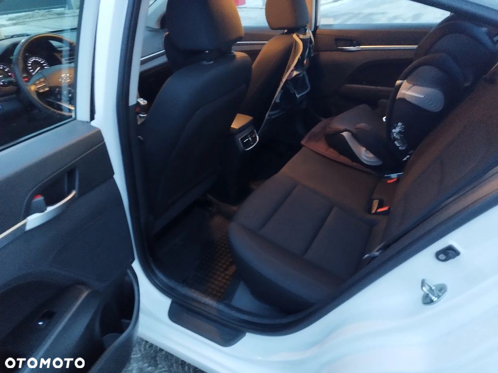 Hyundai Elantra 1.6 Comfort - 10